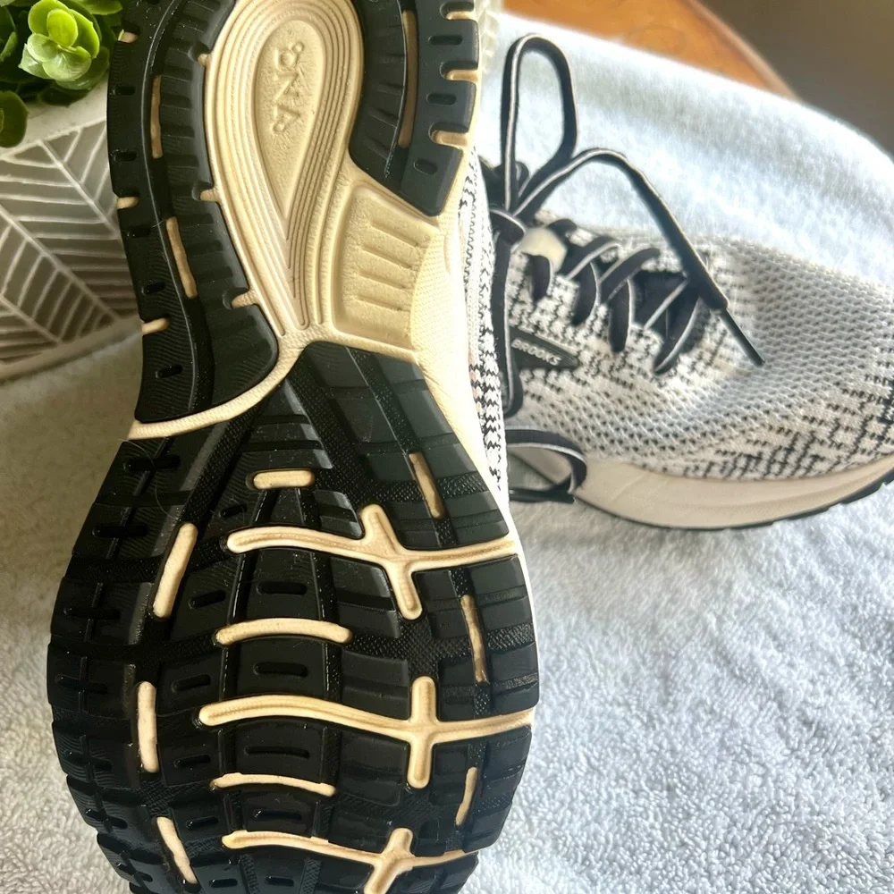 Brooks Revel 3 athletic shoes Very Good condition - Picture 5 of 6